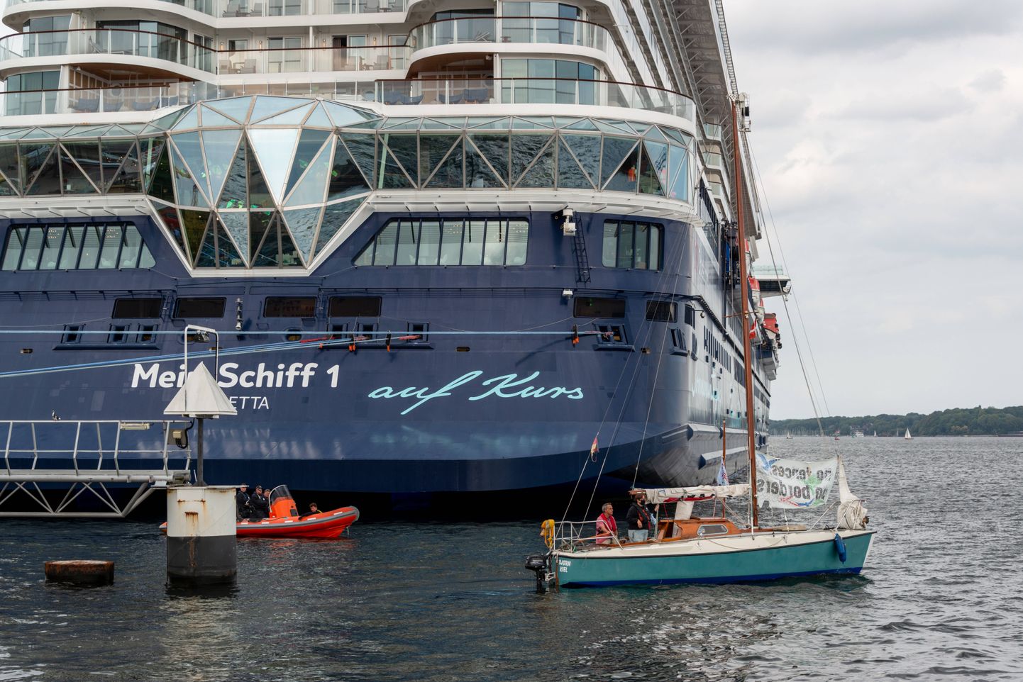 Kruiisilaev Mein Schiff 1 sai eelmisel aastal Kieli sadamas suurte ristluslaevade keskkonnakahjulikkuse vastu protestivate aktivistide meeleavalduste sihtmärgiks