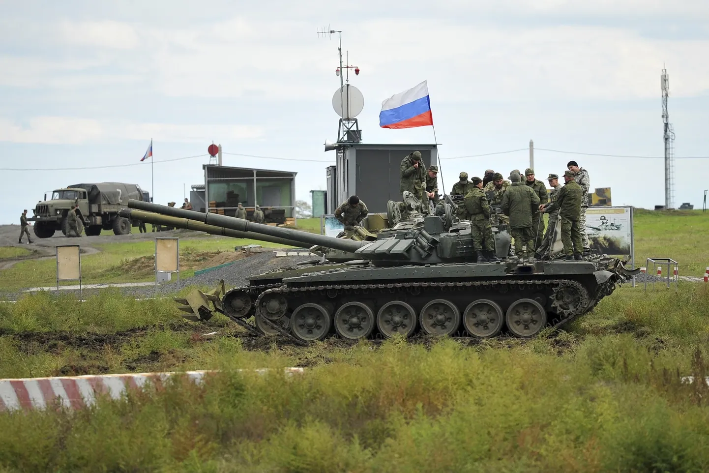 Мобилизованные в ВС РФ новобранцы слушают инструктора, стоящего на танке, во время военных учений на полигоне в Ростовской области, 4 октября 2022 года. Министр обороны РФ Сергей Шойгу заявил, что военным удалось отправить в армию более 200 000 мужчин после объявленной Путиным мобилизации.