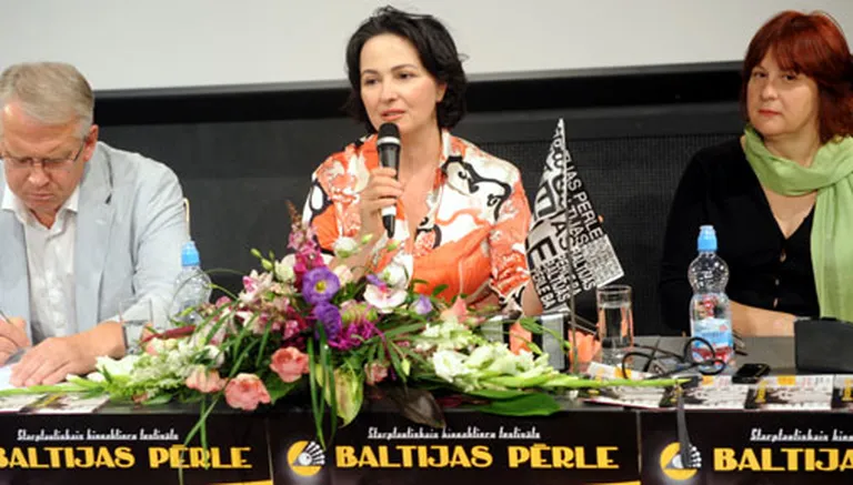 SIA "Rīgas nami" valdes loceklis Almers Ludviks, festivāla "Baltijas pērle" ģenerāldirektore Marina Ļipčenko, kino kritiķe Daira Āboliņa un festivāla "Baltijas pērle" ārzemju sakaru menedžere Maija Berķe piedalās festivāla preses konferencē kinoteātrī "Rīga"