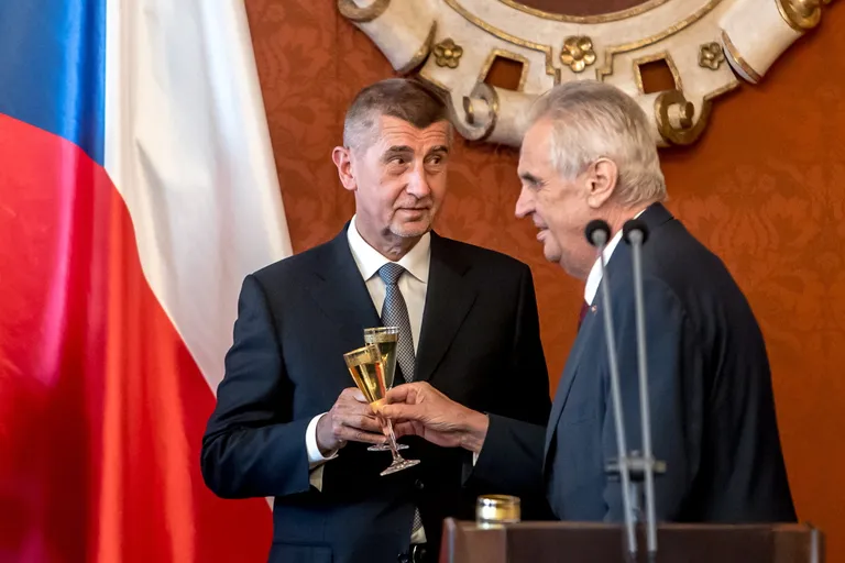 Peaminister Andrej Babiš ja president Miloš Zeman peaministri ametisse vannutamisel.
