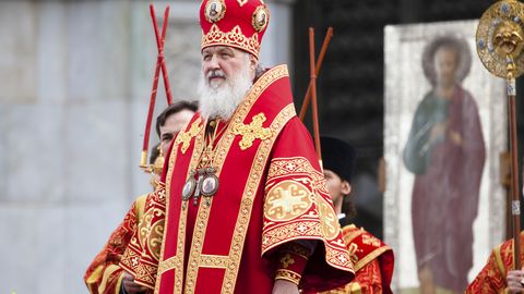 Патриарх Кирилл упал во время литургии. Он объяснил свое падение законами физики
