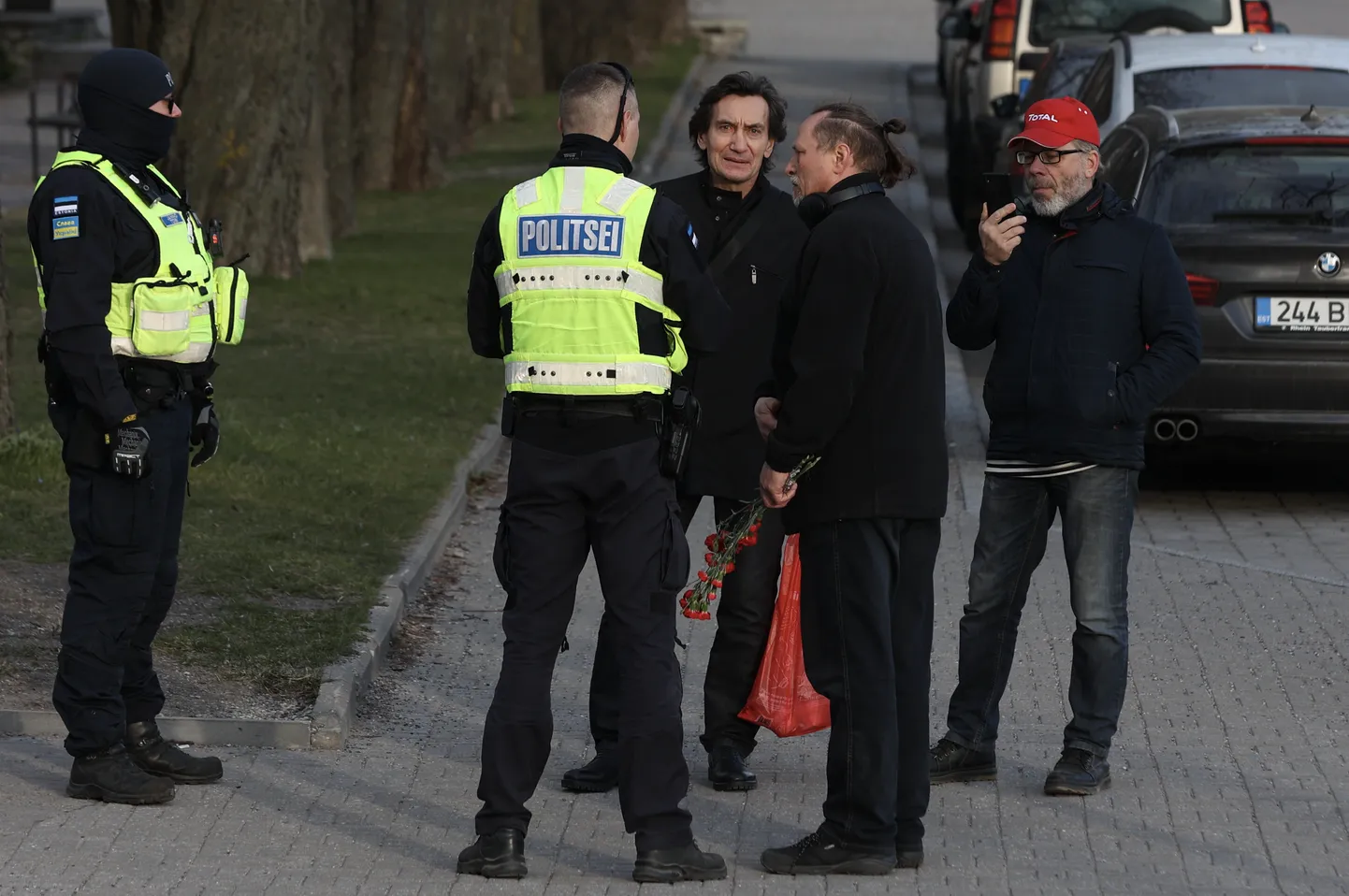 Endise Öise Vahtkonna aktivistid Sergei Tõdõjakov (keskel) ja Sergei Tšaulin (lilledega) Tõnismäel politseinikega vestlemas.