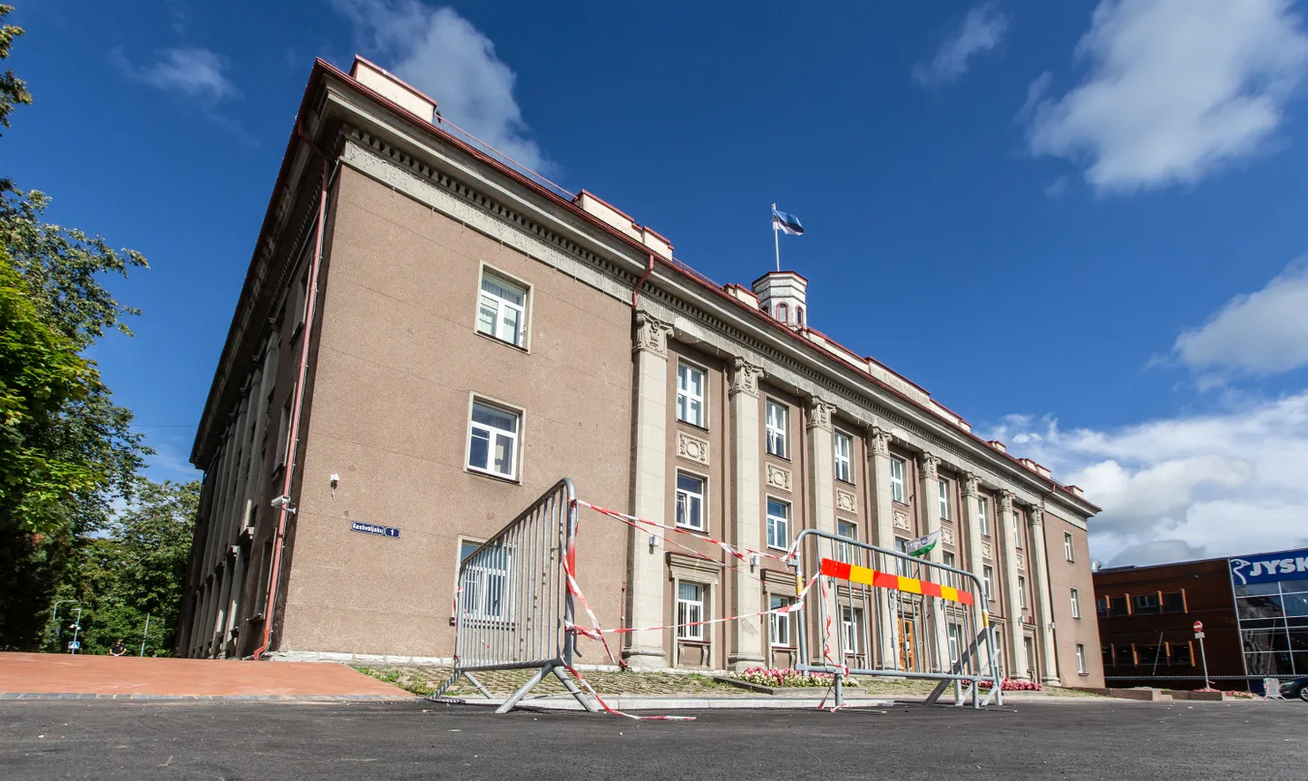 С 1 января 2018 года государство упразднило уездные управы по всей Эстонии. С тех пор часть бывшего здания Ида-Вируской уездной управы стоит полупустой. К этому времени относится и план строительства здесь государственного дома.