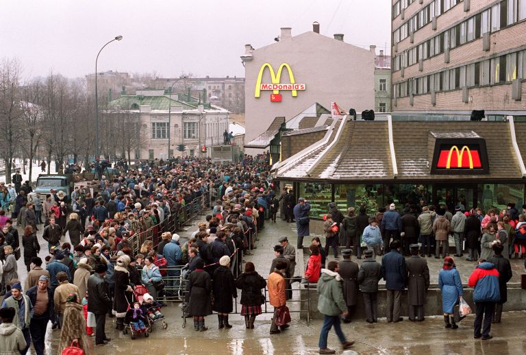 Открытие первого Макдональдса в России. Москва, Пушкинская площадь, 31.01.1990