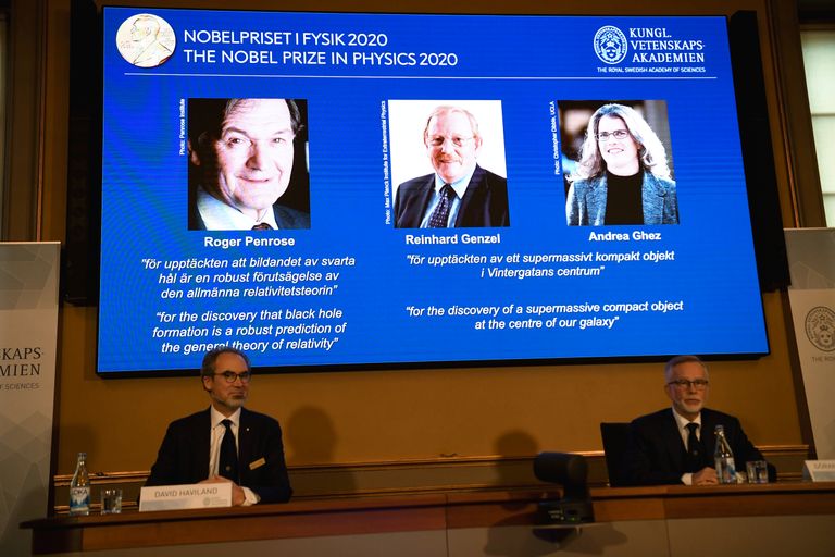 Šā gada Nobela balva fizikā piešķirta britam Rodžeram Penrouzam, vācietim Reinhardam Gencelam un amerikānietei Andreai Gezai.