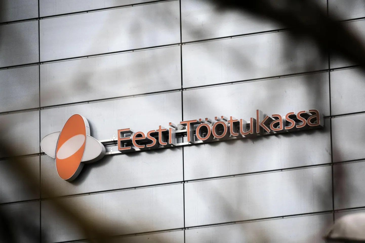Ravikindlustuse jaoks peab töötu jätkuvalt töötukassasse minema, aga raha võib saada kord töötukassast, kord kohalikust omavalitsusest.