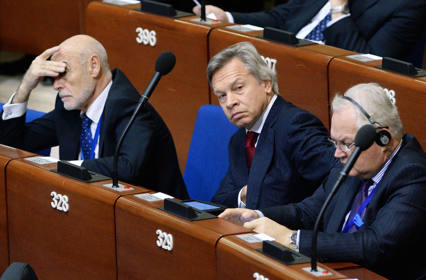Vene riigiduuma välisasjade komitee esimees Aleksei Puškov keskel.
