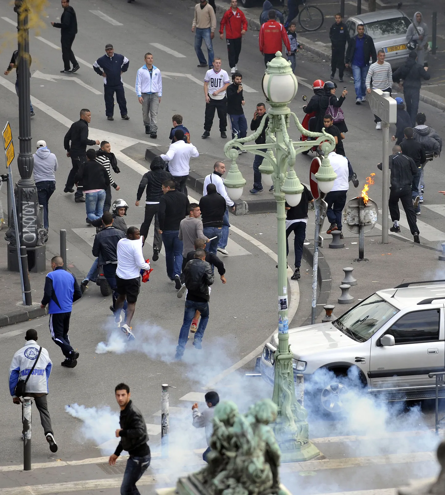 Mässavad jalgpallifännid Marseille`s
