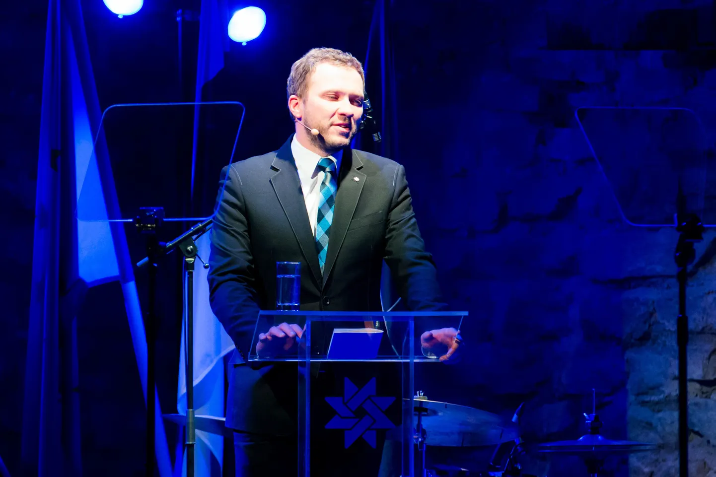 IRLi esimees Margus Tsahkna rääkis, et eestlasi ei tohi rahvusena piirata meie territoorium ning erinev emakeel või usk ei välista eestlaseks saamist.