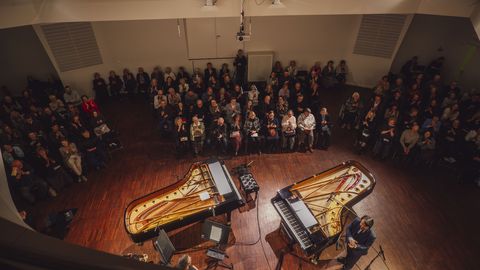 FOTO ⟩ Liepājas koncertzālē ar aizraujošu kamermūziku nosvinēta Pētera Vaska 80. jubileja