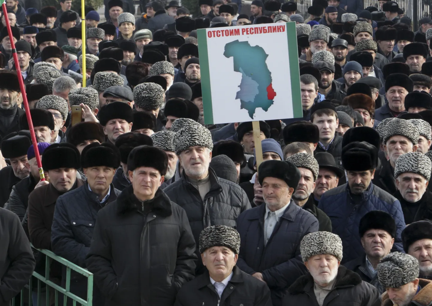 Meeleavaldajad Inguššia lipuga, protestides piiride muutmise vastu.