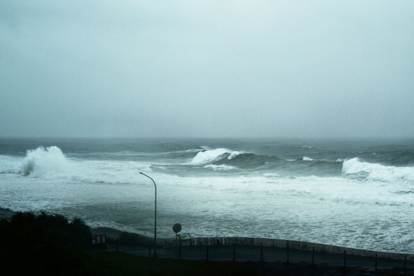 Tugev lainetus Taiwani rannikul taifuun Chanthu lähenedes.