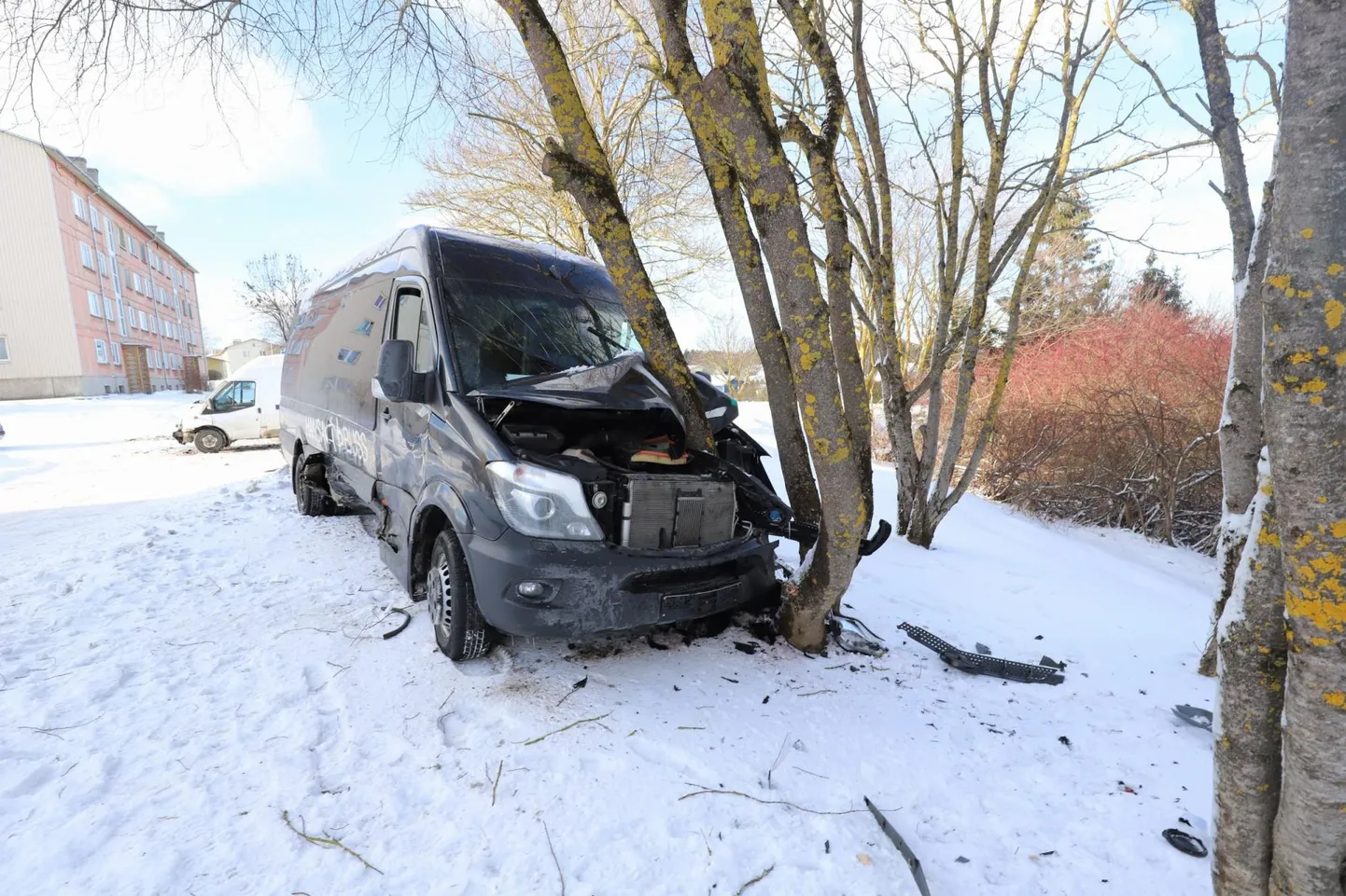 Kundas põrkasid kokku kaks väikebussi.