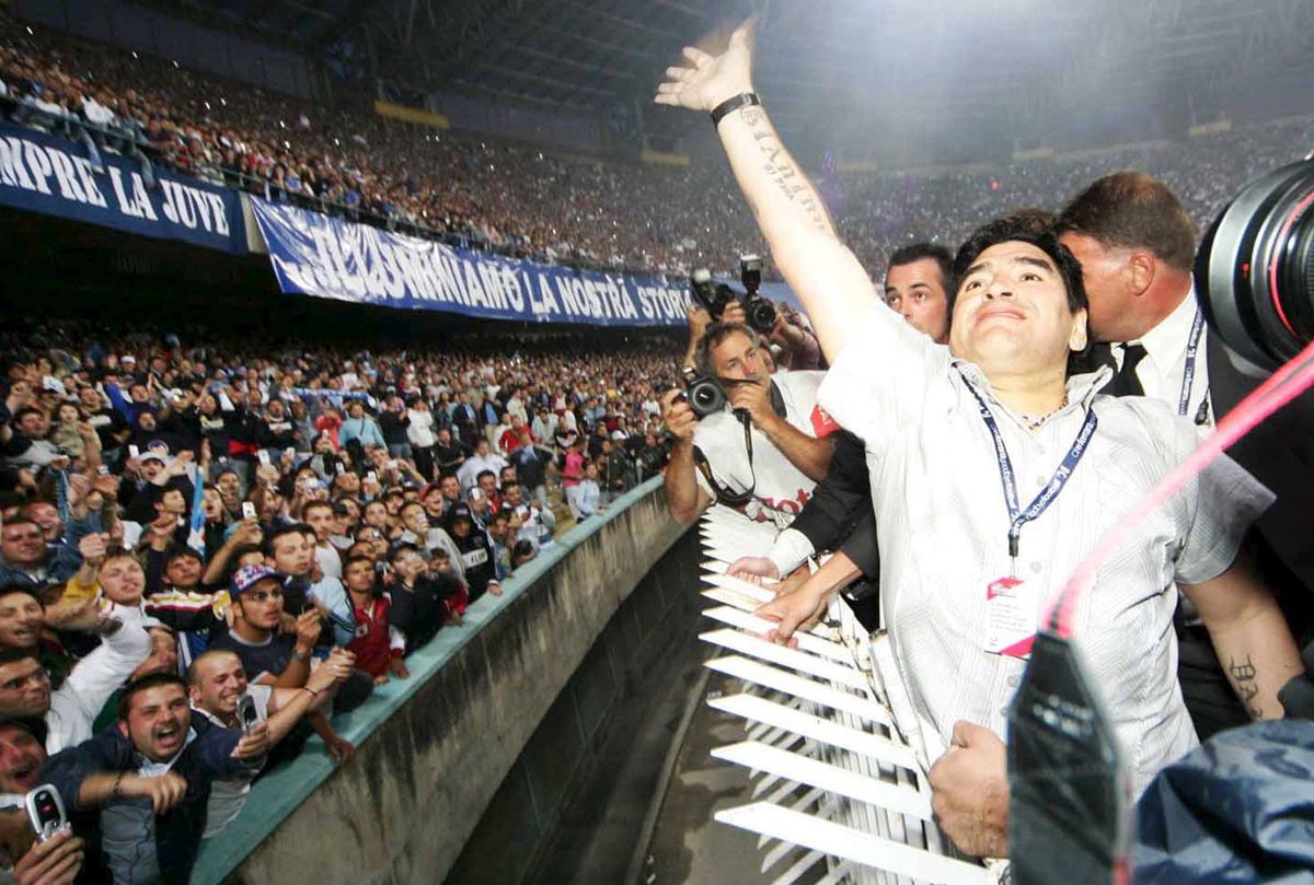 Диего Марадона приветствует болельщиков итальянского "Наполи" (2005 год)