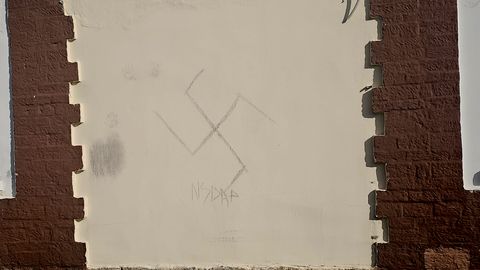 Vandaalid sodisid Kohtla-Järve kiriku seinale natsisümbolid