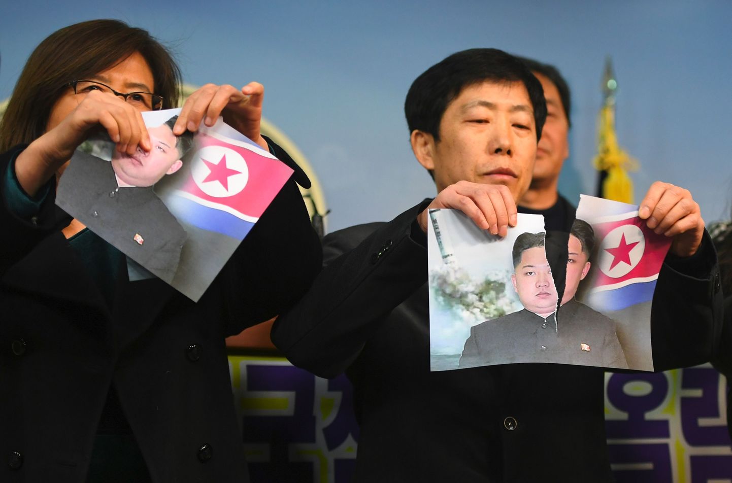 Lõuna-Koreasse põgenenud põhjakorealased Pyongyangi vastu meelt avaldamas.