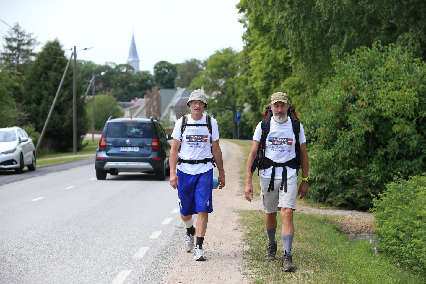 Riiast 13. juunil kodu poole astuma hakanud sõbrad Teet Suits (vasakul) ja Indrek Koemets olid eile keskpäevaks jõudnud Nõo alevikku. Koduni jäi neil veel oma 16 kilomeetrit.