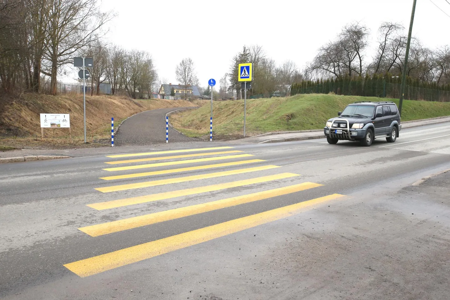 Sadamaraudtee uue kergliikluskoridori ja sõiduteede ristumise paikades on nüüd ajutine kollast värvi vöötrada.