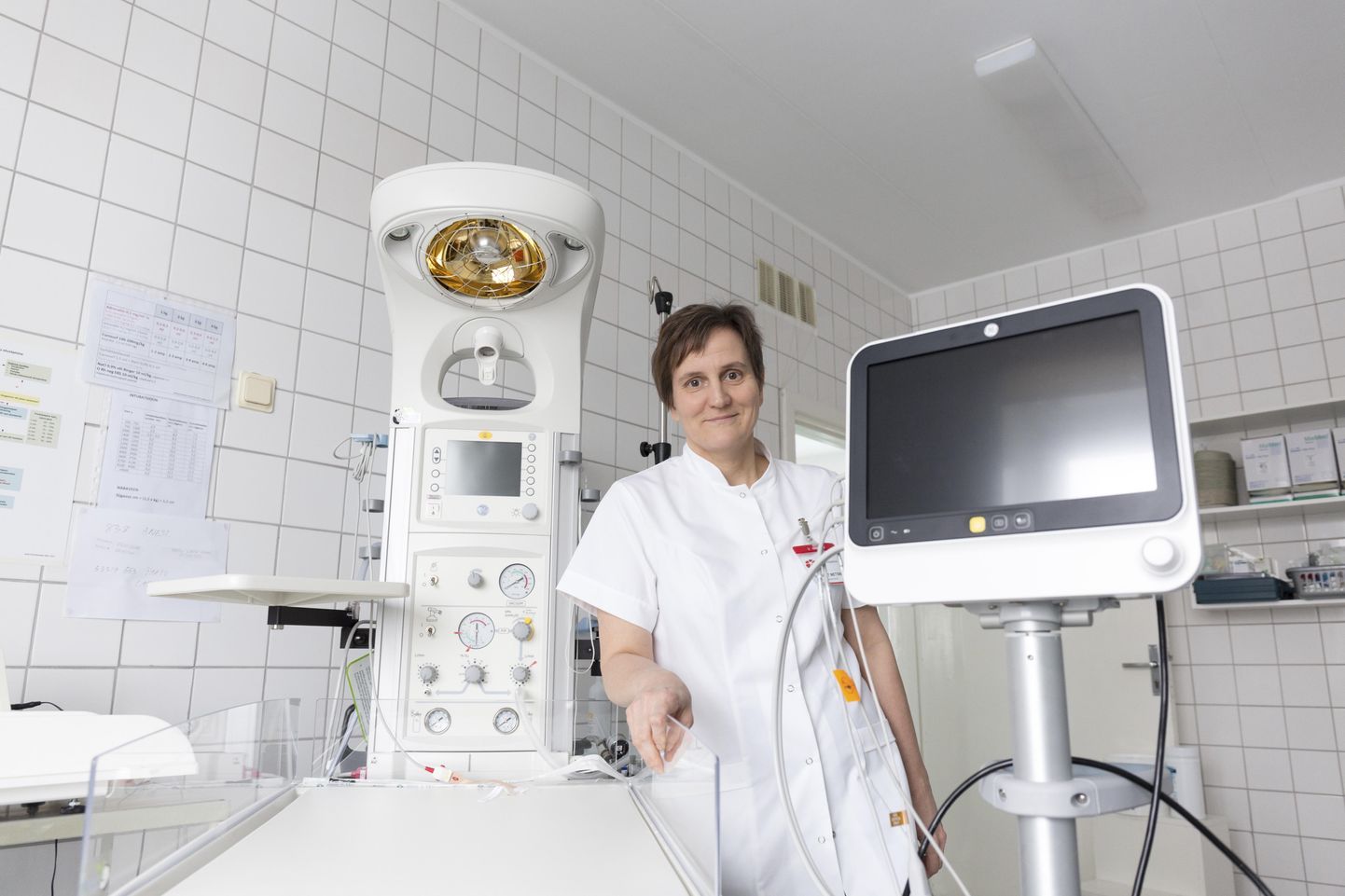 Maret Metsmaa tutvustas Viljandi haigla sünnitusosakonda jõudnud vastsündinute elustamislaua monitori, mis on abiks vastsündinutele, kes vajavad kiiresti lastearsti abi.