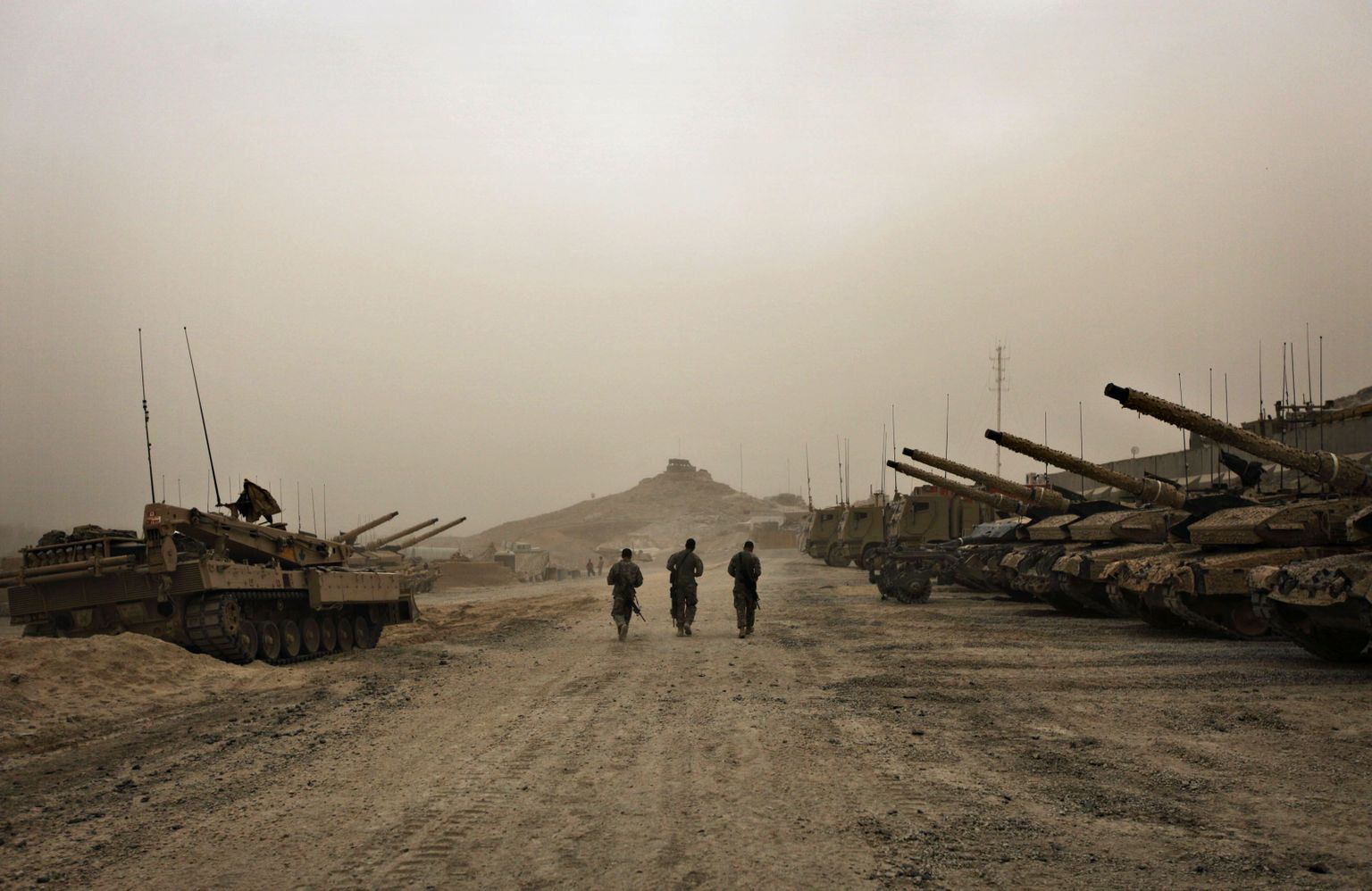 Rahvusvahelise väekontingendi tankid liivatormis Afganistanis.