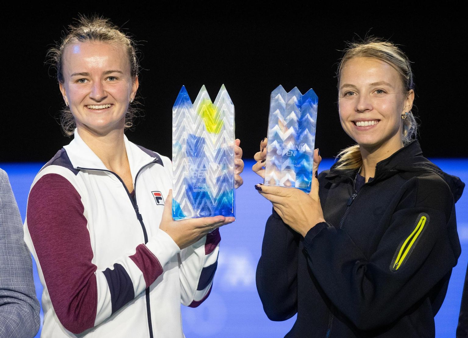 Tallinna WTA-turniiri võitja Barbora Krejčíková (vasakul) ja tema finaalivastane Anett Kontaveit.