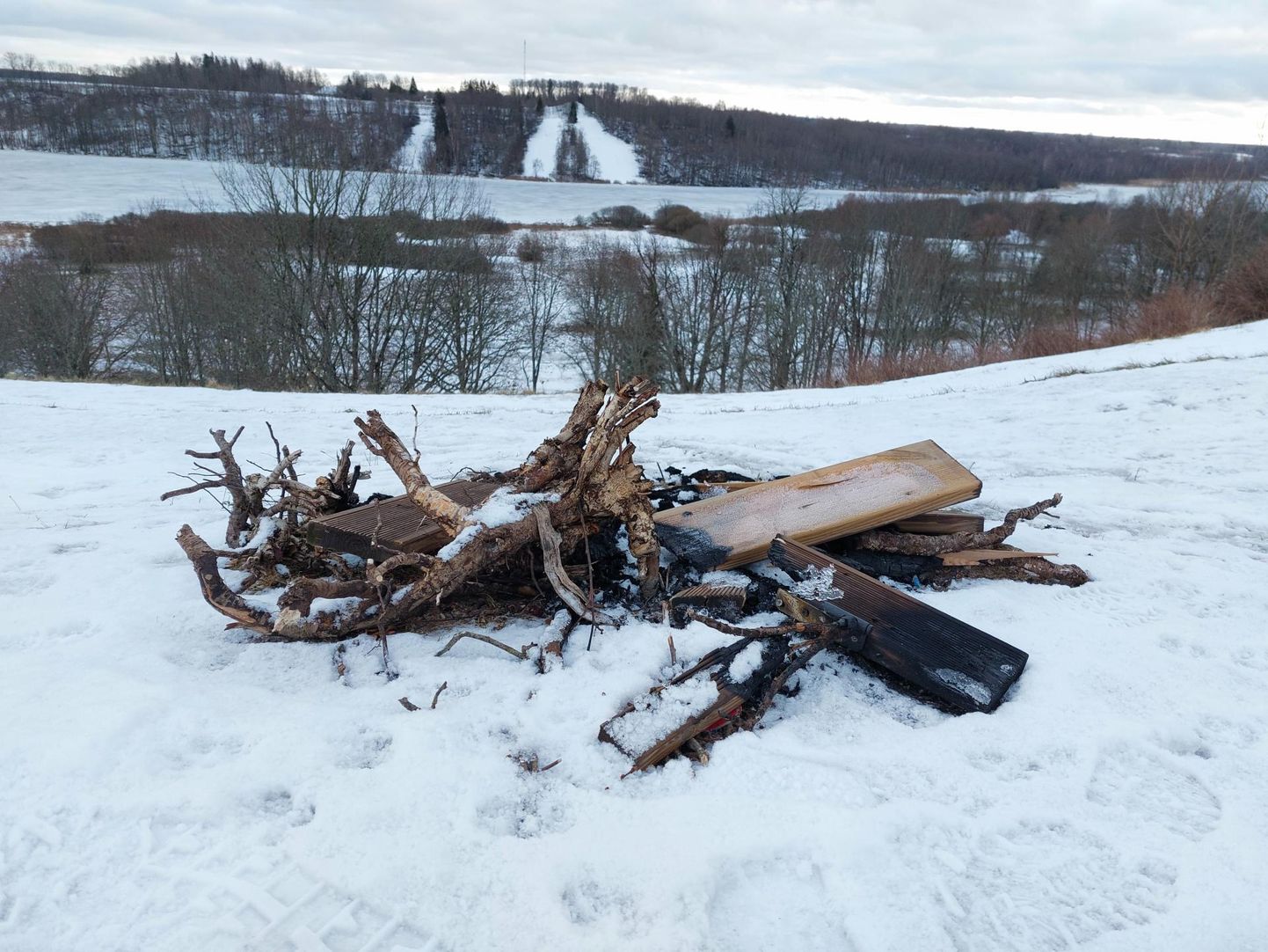 Huligaanid süütasid Viljandi lossimägedes lõkke lava küljest rebitud laudadega.