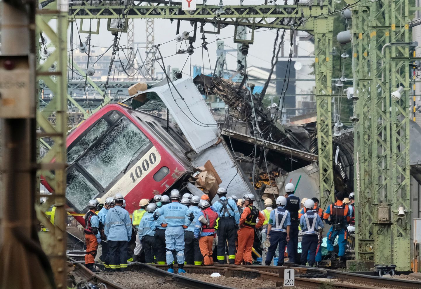 Rong, mis Yokohamas täna raudteeülesõidul veokiga kokku põrkas.