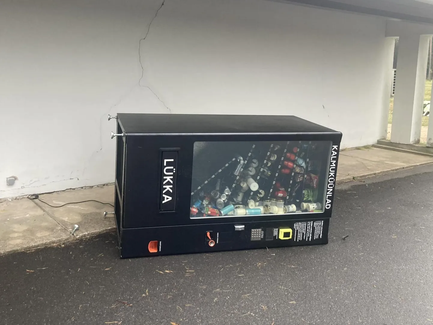 Ümber lükatud küünla- ja snäkiautomaat