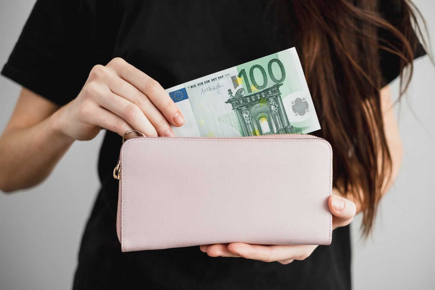 62 protsenti Eesti naistest hoiab oma finantse kahes või enamas pangas, kuna peab seda praktilisemaks.