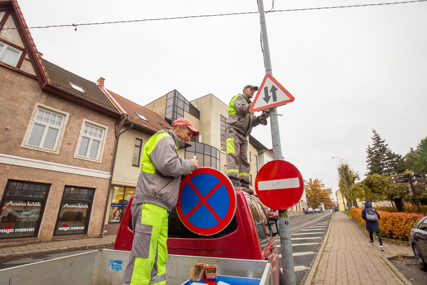 Eesti Keskkonnateenuste Lääne regiooni töömehed seadsid teisipäeval Tartu ja Lossi tänaval paika peatselt kehtima hakkavaid liiklusmärke.