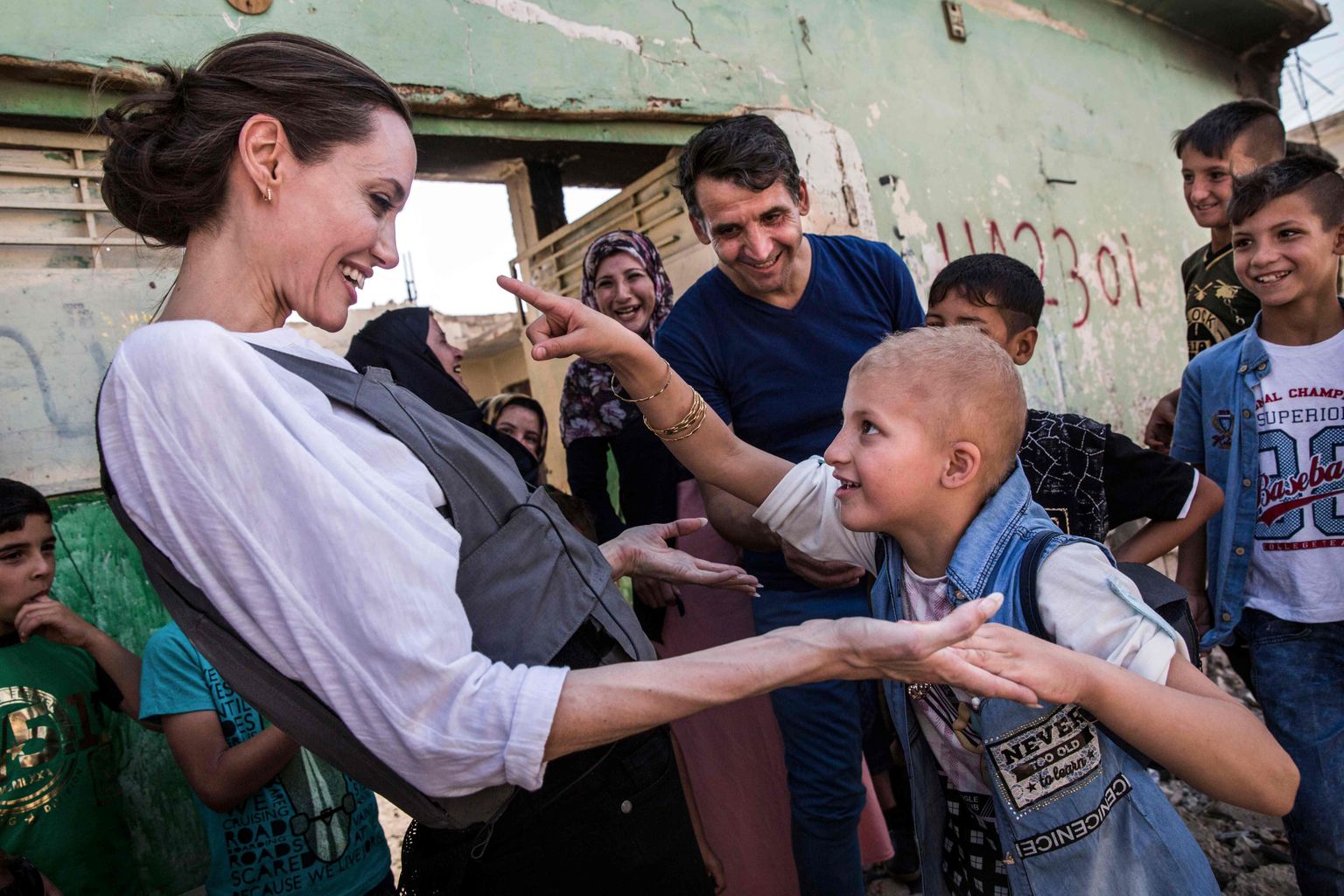 Angelina Jolie ja 8-aastane geneetilise haigusega Falak Lääne-Mosulis.