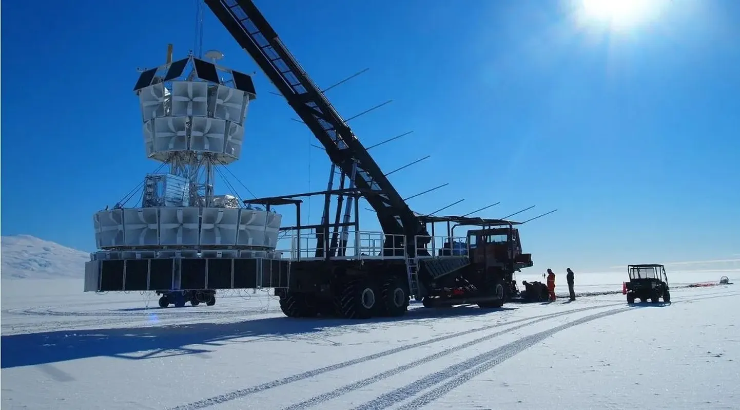 Antarktika kohal kõrgel atmosfääris lendavad õhupallid, mille külge on kinnitatud eksperiment nimega ANITA (Antarctic Impulsive Transient Antenna), tuvastasid haruldasi ja väga kummalisi raadiosignaale, mis näivad pärinevat jää alt.