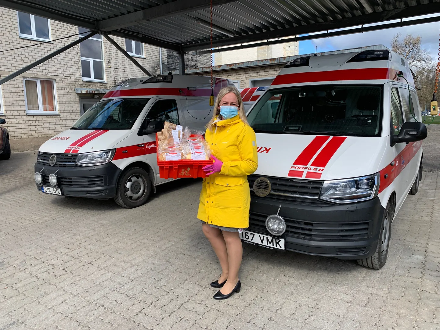 Marta Pagari müügiassistent Janeli Pikas üllatas Tartu Kiirabi Paide baasi töötajaid kastitäie pirukatega.