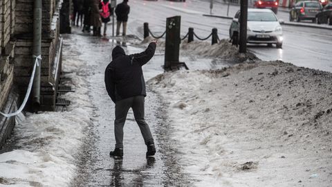 Ледяной дождь превратил улицы Таллинна в каток