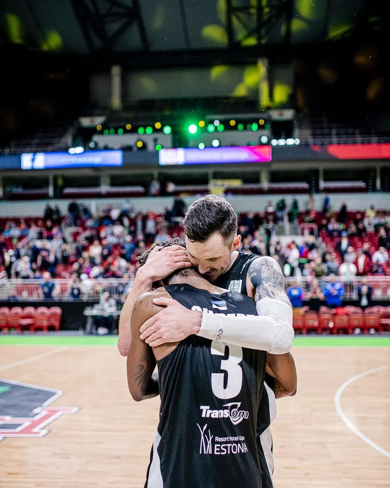 Andris Misters võttis pärast pronksi teenimist Albertique Gilberti enda embusse.