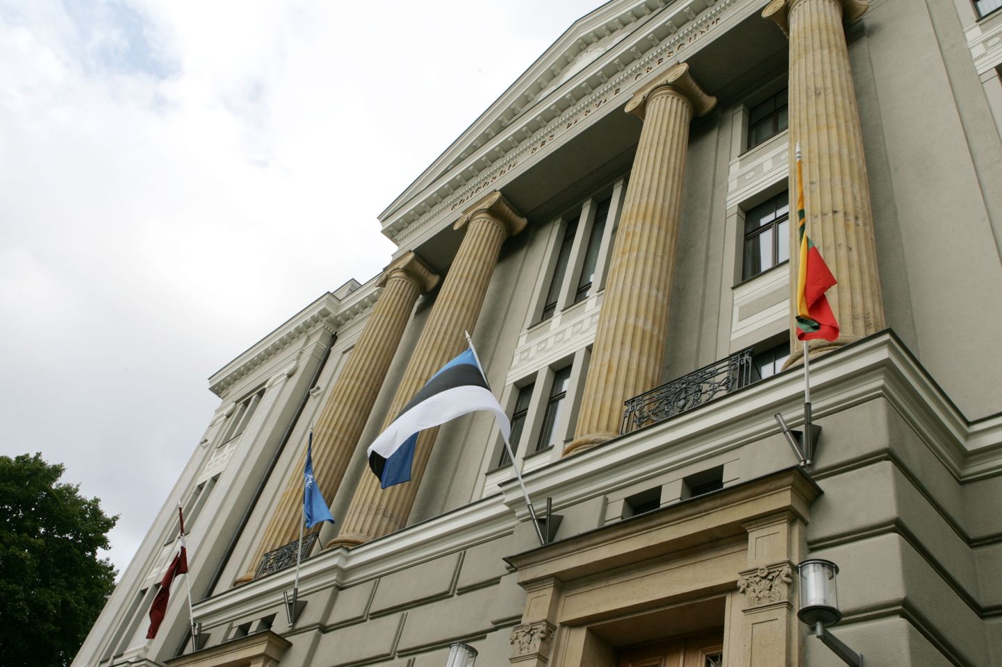 Ārlietu ministrijas ēka ar NATO un Baltijas republiku karogiem.
