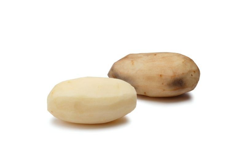 Картофель сорта «Russet Burbank» через полчаса после очистки. В картошку слева добавлен ген, благодаря которому после нагревания в картошке образуется меньше акриламида, и она не темнеет после очистки.