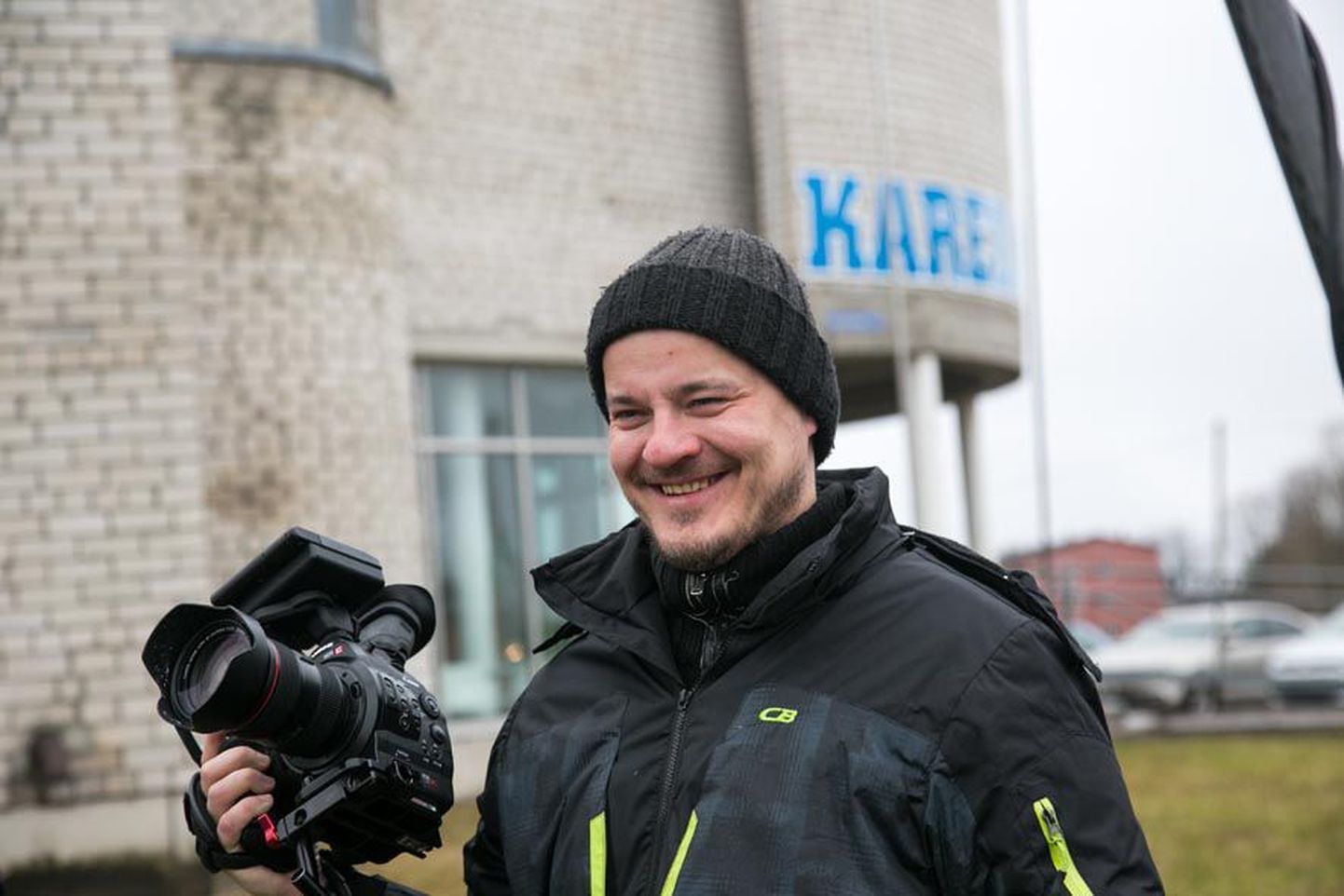 Sarja režissöör ja produtsent Ergo Kuld loodab, et «Naabriplika» iga teleekraanidel on pikk. «Teeme «Õnne 13» tuule alla!» ütleb ta naljatades.