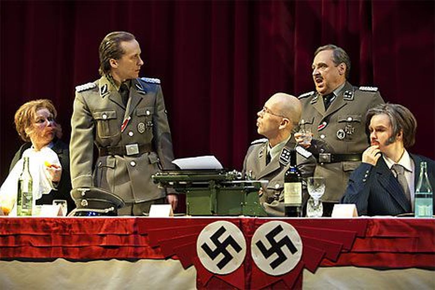 Lappeenranta linnateatri näitlejad esitamas näidendit "Mina olen Adolf Eichmann".