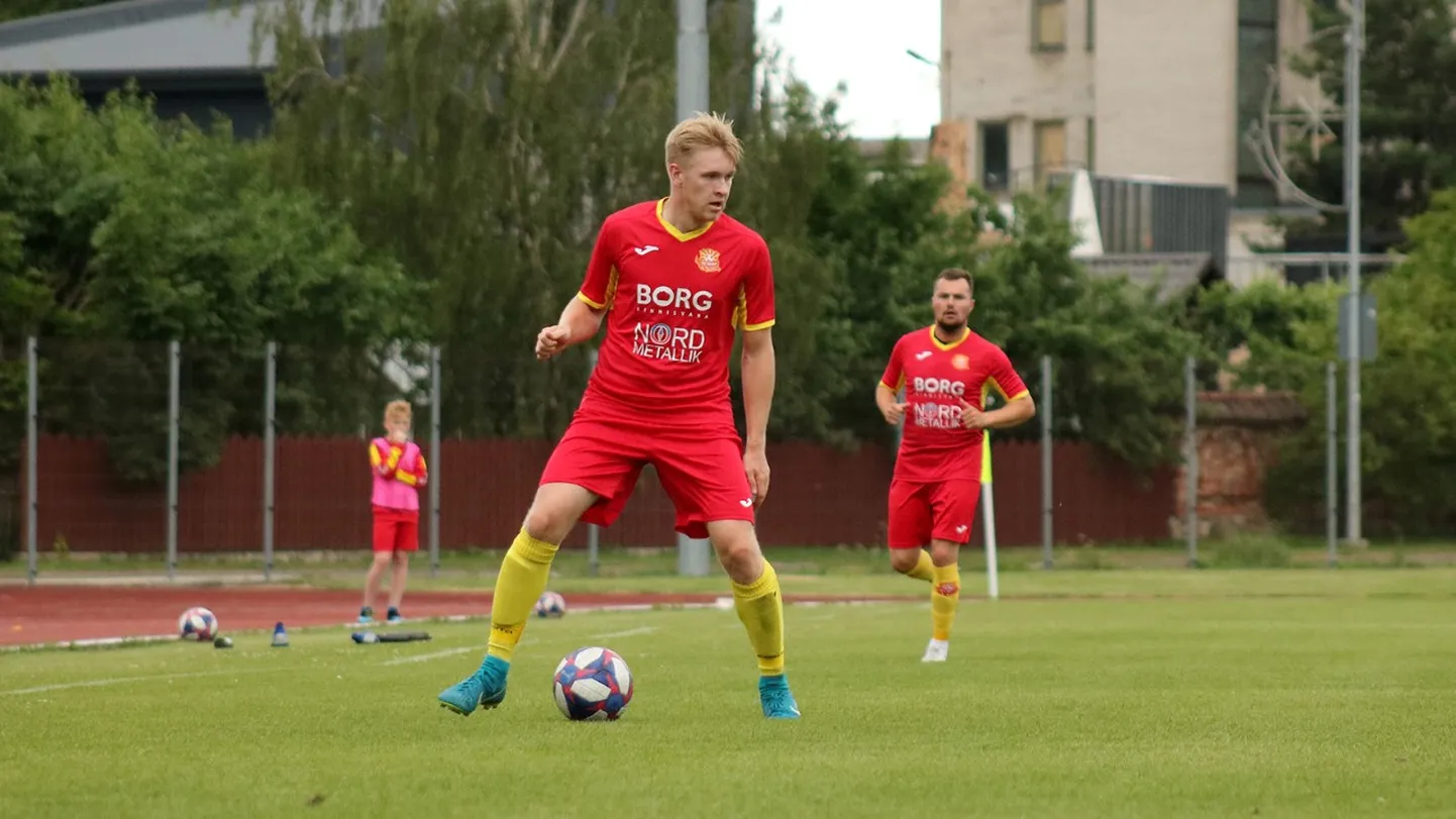 Pildil mõlemad Heliose värvalööjad: esiplaanil Jürgen Kolk, taamal Maksim Babjak.