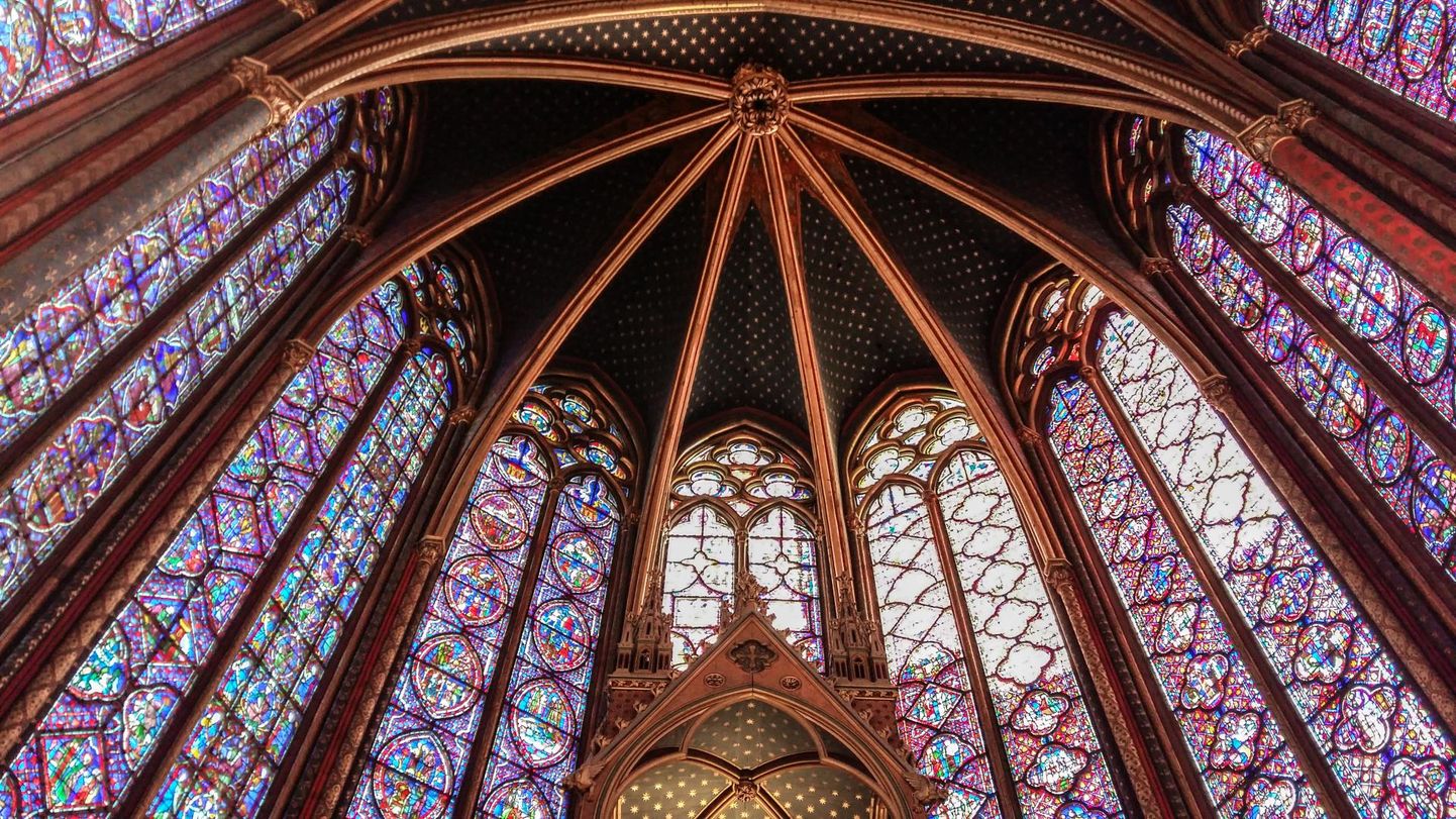 Pariisis asuv Sainte-Chapelle (valmis 1248) jätab oma 15 meetri kõrguste klaasakendega mulje, nagu oleks üleni ehitatud klaasist.