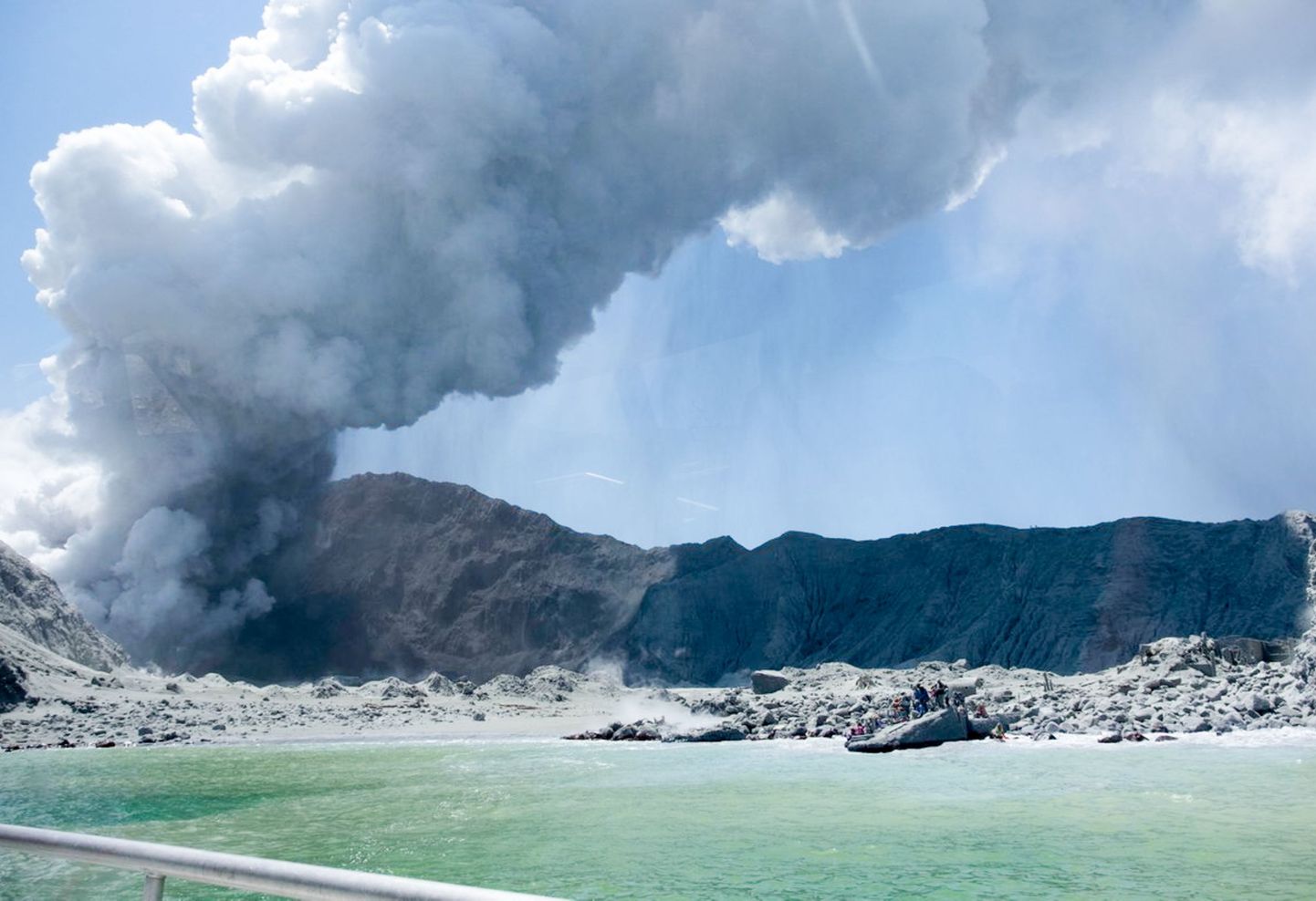 Vulkaanipurse 9. detsembril turistide seas populaarsel Uus-Meremaa Valgesaarel.