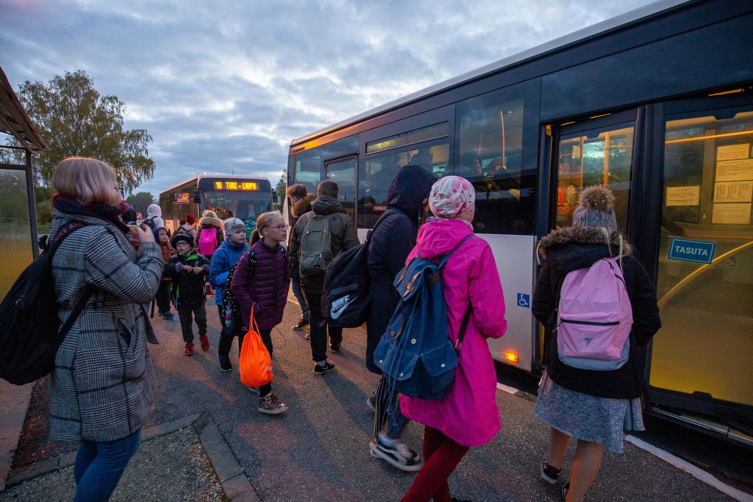 Türi-Allikul läheb busside peale suur hulk rahvast, kes kõik kiirustavad kella kaheksaks tööle, kooli ja lasteaeda.