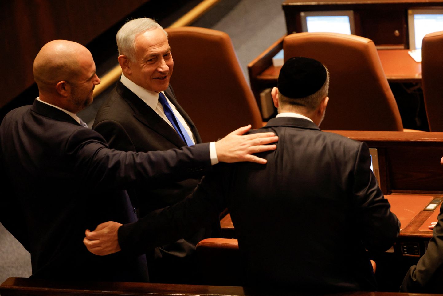 Iisraeli peaminister Benjamin Netanyahu vestlemas uue parlamendi esimehe Amir Ohanaga ajal, mil parlament otsustas uue valitsuse ametisse nimetamise 29. detsembril 2022. a.