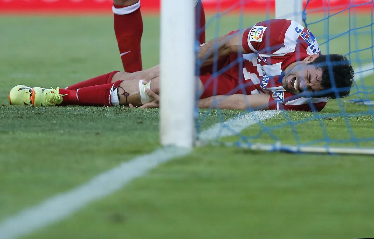 Atletico ründaja Diego Costa sai vastu väravaposti põrgates koleda moega vigastuse.
