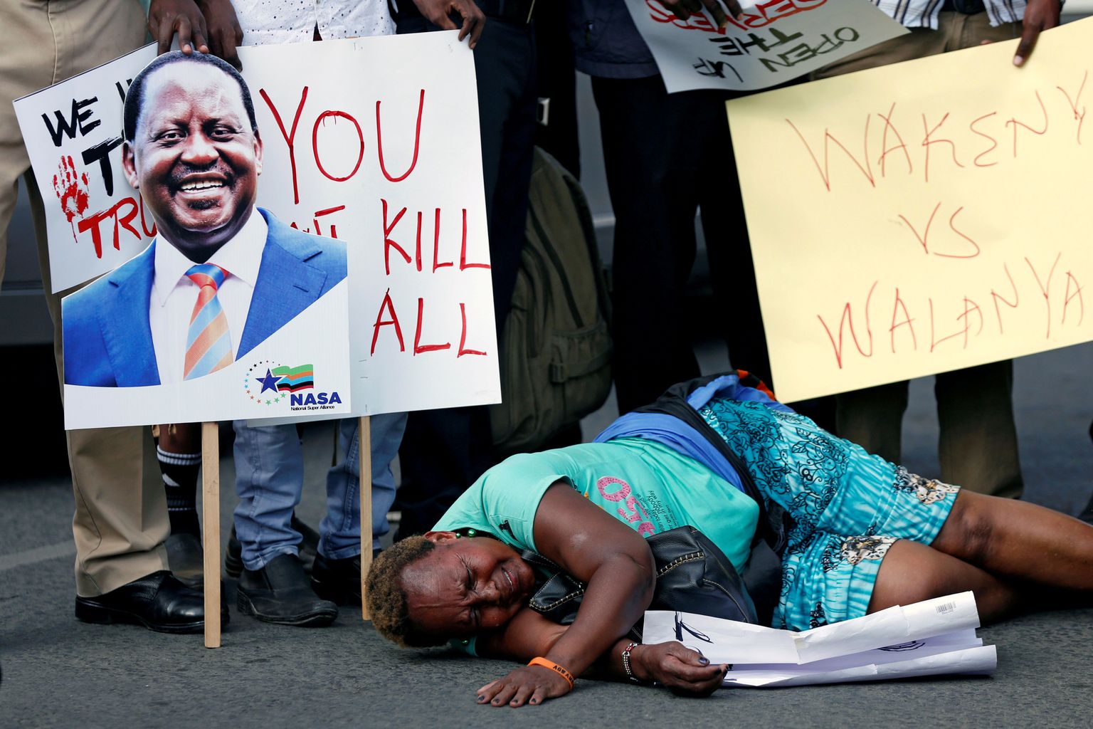 Keenia opositsiooniliidri Raila Odinga toetajad reedesel meeleavaldusel ülemkohtu ees.