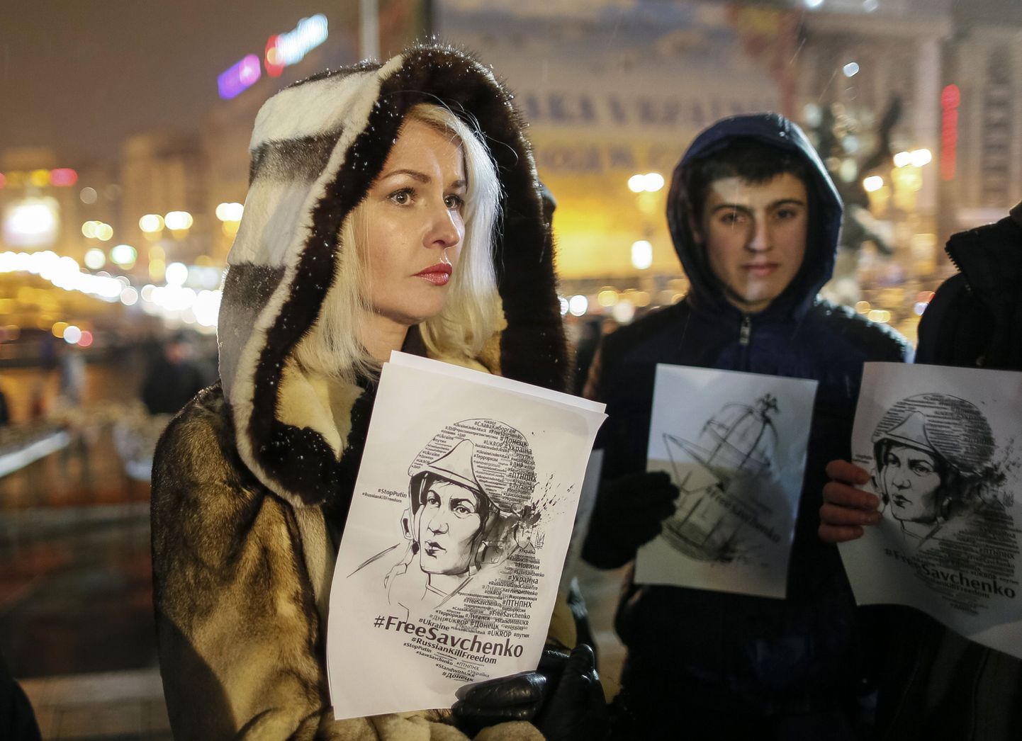 Savtšenko vabastamist nõudvad inimesed Kiievis Iseseisvuse väljakul.