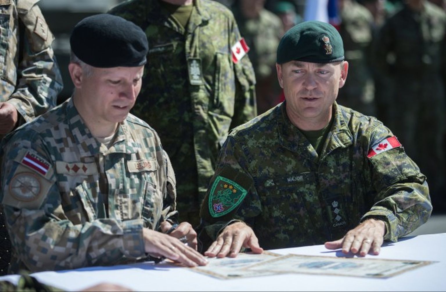 Apvienotā štāba priekšnieks brigādes ģenerālis Ivo Mogiļnijs (pa kreisi) un pulkvežleitnants Stīvs Makbets (pa kreisi)