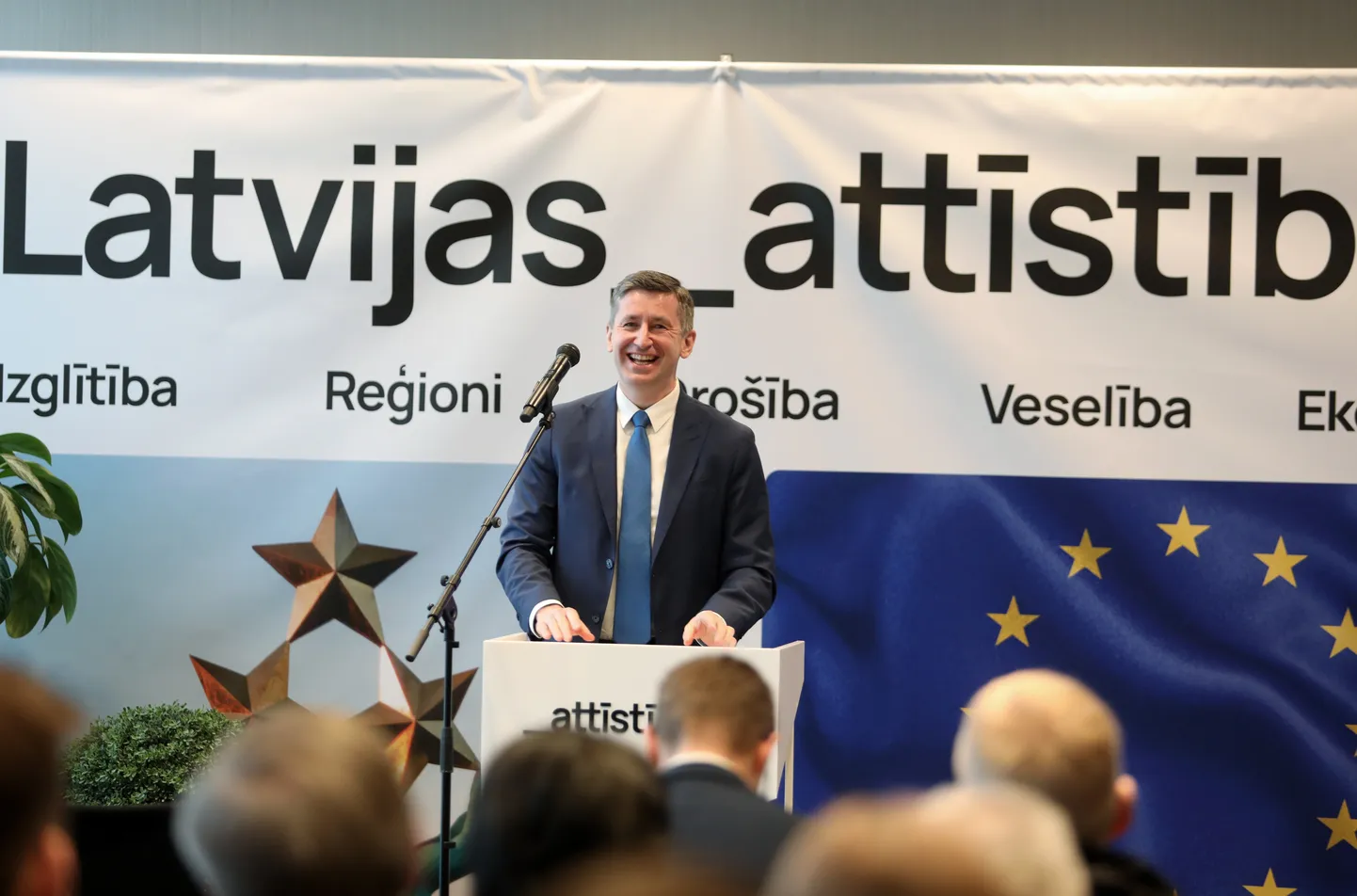 Partijas "Latvijas attīstībai" valdes loceklis Vjačeslavs Dombrovskis piedalās partijas "Latvijas attīstībai" desmitgades kongresā, kurā notiek ikgadējā biedru sapulce, prezentē partijas jauno vizuālo identitāti, kā arī norisinās Ētikas komisijas un Revīzijas komisijas vēlēšanas.