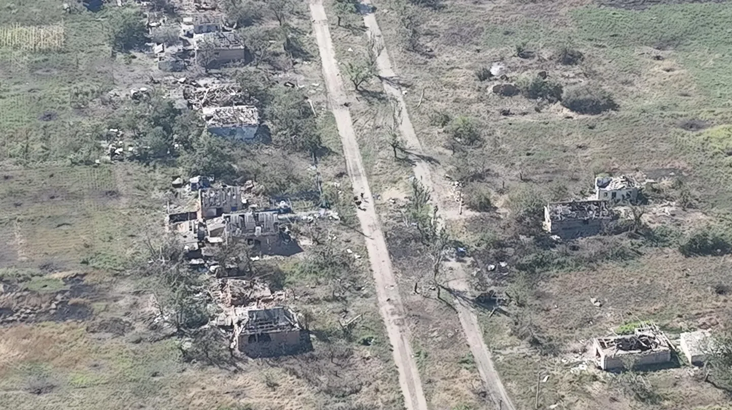 Selline näeb välja maatasa tehtud Robotõne pärast sõjategevust külas sees ja selle ümbruses.